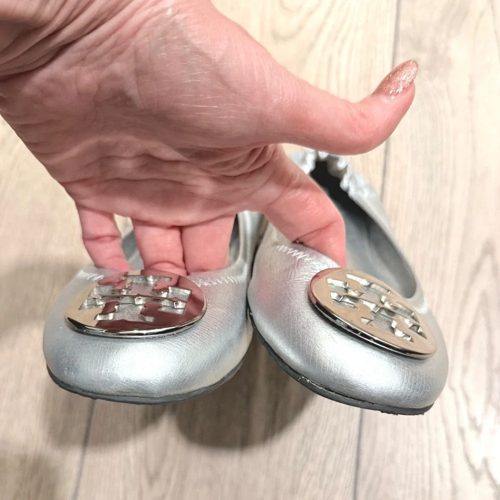 Tory Burch Reva Womens 10M Metallic Silver Leather Ballet Flats Logo Medallion